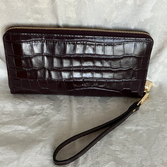 Michael Kors NWOT Traveler Embossed Croc Leather Continental Wristlet PRICE DROP - Picture 2 of 8